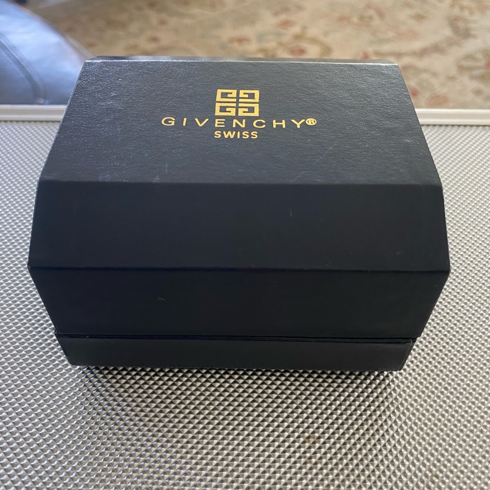 🌷sold🌷Givenchy Ladies watch - Picture 2 of 8